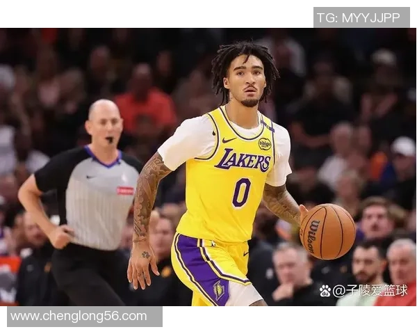 威少现身现场观战与湖人助教布鲁克斯热聊 展现浓厚篮球情缘